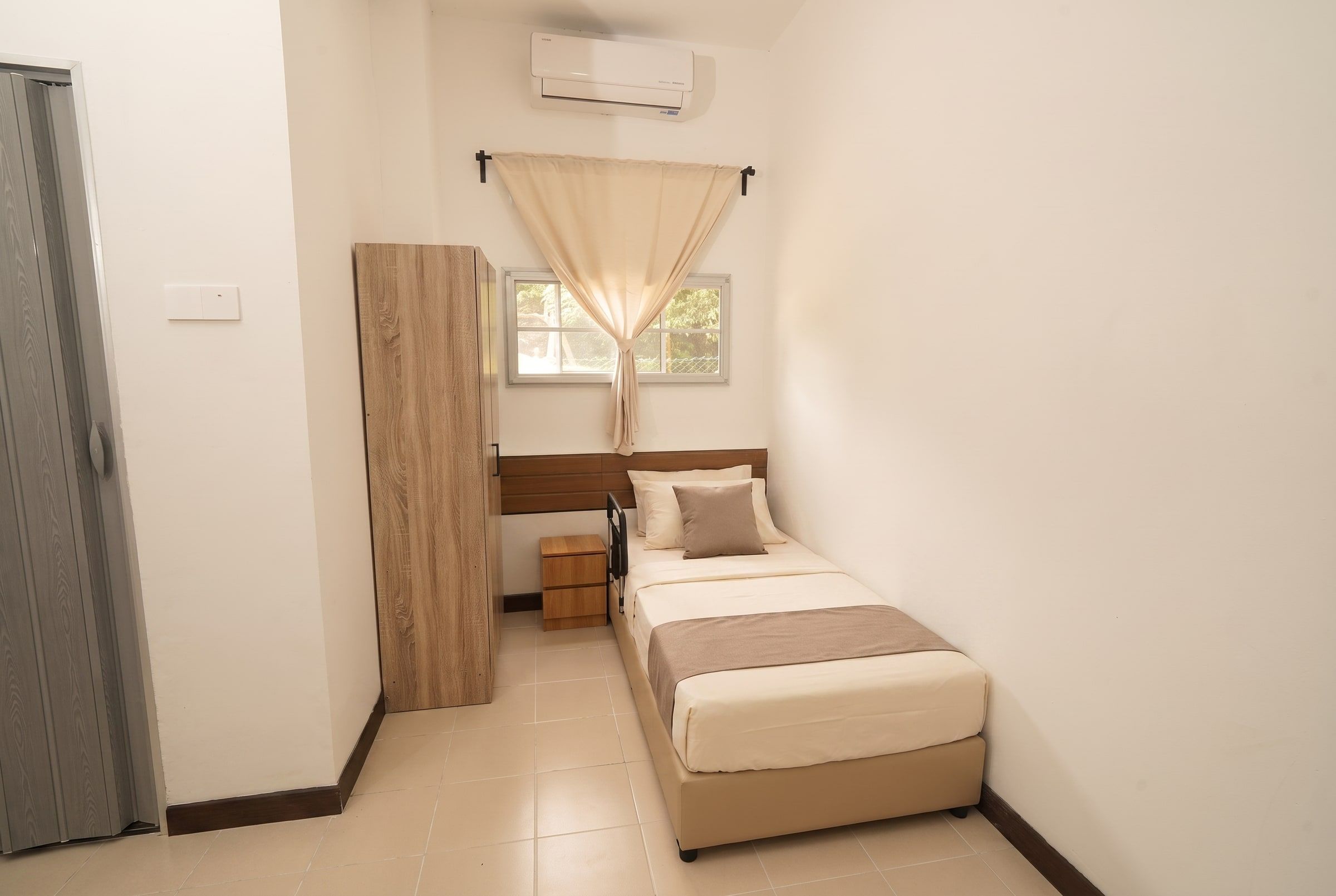 Private single room with garden-facing window